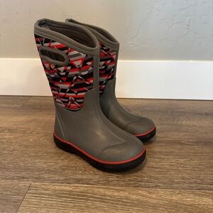 Kids Gray and Red Patterned Bog Snow Boots
